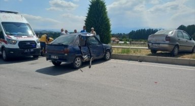 Gediz'de iki otomobilin çarpıştığı kazada 3 kişi yaralandı