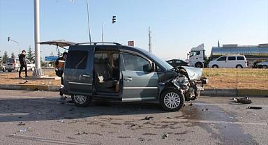 Hafif ticari araç ile otomobilin çarpıştığı kazada 10 kişi yaralandı