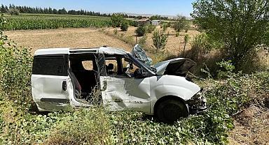 Hafif ticari aracın tırla çarpışması sonucu 3 kişi yaralandı
