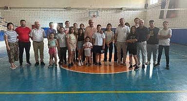 İl Müdürü Kasapoğlu, ilçelerdeki gençlere spor malzemesi desteğinde bulundu