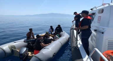 İzmir açıklarında 14 düzensiz göçmen yakalandı
