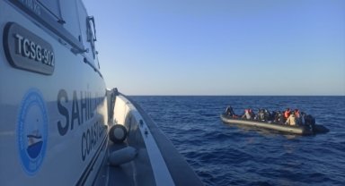 İzmir açıklarında 92 düzensiz göçmen kurtarıldı, 79 göçmen yakalandı