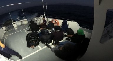 İzmir açıklarında geri itilen 11 düzensiz göçmen kurtarıldı