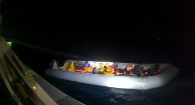 İzmir açıklarında geri itilen 25 düzensiz göçmen kurtarıldı
