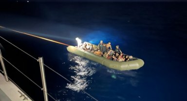 İzmir açıklarında geri itilen 26 düzensiz göçmen kurtarıldı