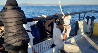 İzmir açıklarında sürüklenen bottaki 41 düzensiz göçmen kurtarıldı