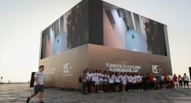 İzmir'de 15 Temmuz Demokrasi ve Milli Birlik Günü kapsamında 3 boyutlu LED Kule'de gösterim yapıldı