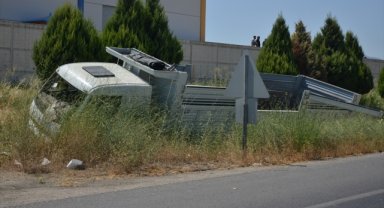 İzmir'de 3 aracın karıştığı kazada 3 kişi yaralandı
