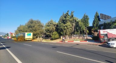 İzmir'de asit yüklü tırdaki sızıntıya müdahale edildi