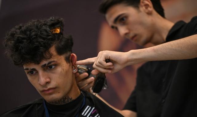 İzmir'de berberler, "Fade Kesim Yarışması"nda hünerlerini sergiliyor