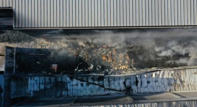 İzmir'de geri dönüşüm fabrikasında çıkan yangın hasara neden oldu