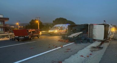 İzmir'de kamyonet ile otomobilin çarpıştığı kazada 1 kişi öldü, 1 kişi yaralandı