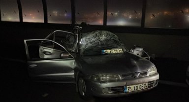 İzmir'de kamyonetin çarptığı otomobil sürücüsü öldü, 2 kişi yaralandı