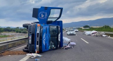 İzmir'de kamyonetin devrilmesi sonucu 2 kişi yaralandı