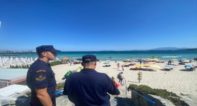 İzmir'de sahil güvenlik ekipleri boğulmalara karşı vatandaşı bilgilendiriyor