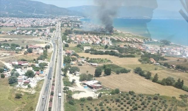 İzmir'de sazlık alanda çıkan yangına müdahale ediliyor