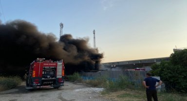 İzmir'de yalıtım malzemeleri fabrikasının bahçesinde yangın çıktı