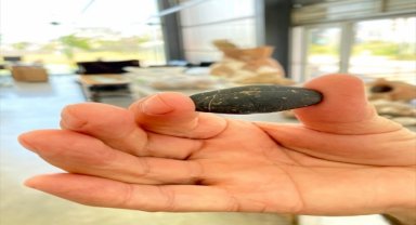 İzmir'deki Yeşilova Höyüğü kazısında yaklaşık 8 bin yıllık "sayı taşı" bulundu