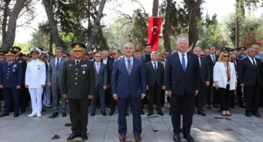 İzmir ve çevre illerdeki şehitliklerde tören düzenlendi