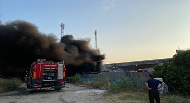 İzmir'de yalıtım malzemeleri fabrikasının bahçesinde çıkan yangın kontrol altına alındı