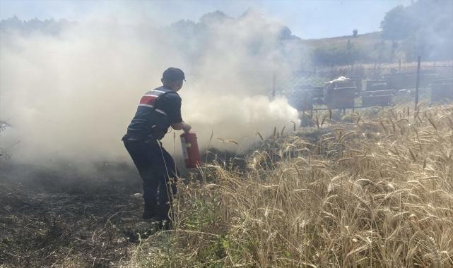 Kütahya'da çıkan ot yangını jandarmanın müdahalesi söndürüldü