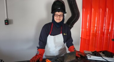 Kütahya'da makine fabrikasındaki akademide kadın kaynakçılar yetiştiriliyor