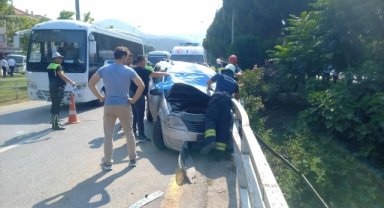 Manisa'da bariyere çarpan otomobilin sürücüsü öldü