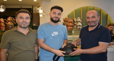 Manisa'da gurbetçinin tatlıcıda unuttuğu çanta, sahibine teslim edildi