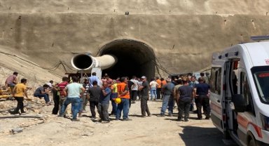 Manisa'da hızlı tren hattının tünel inşaatında 2 işçi gazdan etkilendi