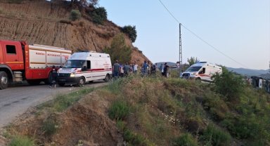 Manisa'da şarampole devrilen minibüsteki 20 kişi yaralandı