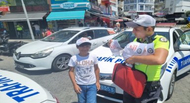 Marmaris'te polis, vatandaşlara sıcaktan korunmaları için şapka hediye etti