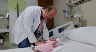 Minik kalbindeki nadir görülen hastalığa İstanbul'da şifa buldu