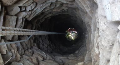 Muğla'da boş su kuyusuna düşen keçileri itfaiye ekipleri çıkardı