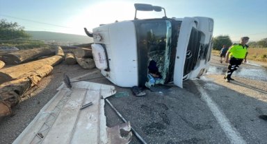 Muğla'da devrilen tomruk yüklü tırın sürücüsü yaralandı