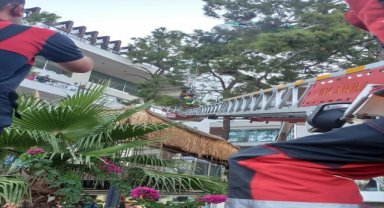 Muğla'da ipi kopan deniz paraşütündeki 2 kişi düştükleri ağaçta asılı kaldı
