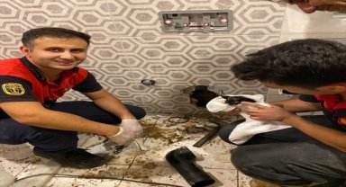 Muğla'da otelin gider borusuna sıkışan yavru kediyi itfaiye kurtardı