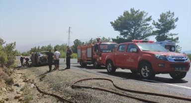 Muğla'da seyir halindeki minibüs yandı