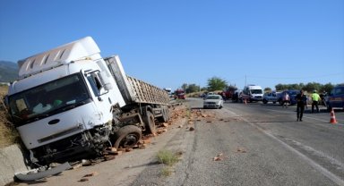 Muğla'da tırla çarpışan otomobildeki 2 kişi öldü