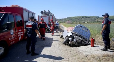Muğla'da yol kenarındaki kanala düşen otomobildeki anne öldü, çocuğu yaralandı