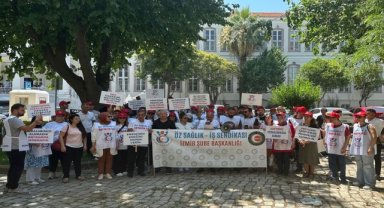 Öz Sağlık-İş üyeleri, İzmir İl Sağlık Müdürlüğü önünde basın açıklaması yaptı