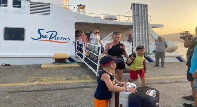 Rodos Adası'ndaki yangın nedeniyle tahliye edilen 95 turist, feribotla Marmaris'e getirildi