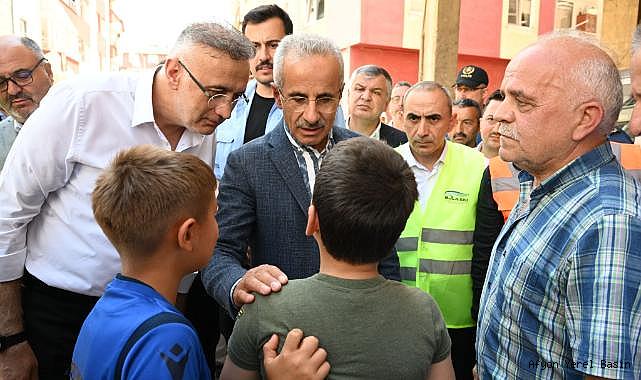 ULAŞTIRMA BAKANI URALOĞLU ÇOCUKLARA SÜPRİZ YAPTI SELZEDE ÇOCUKLARIN TALEBİNE DUYARSIZ KALMADI