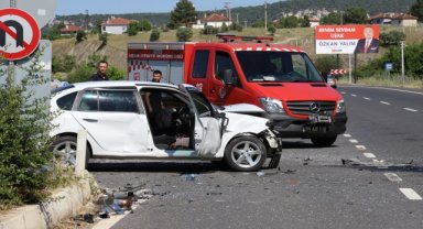 Uşak'ta 2 otomobilin çarpışması sonucu sürücüler yaralandı
