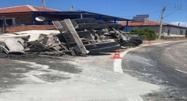 Uşak'ta devrilen beton mikserinin sürücüsü yaralandı