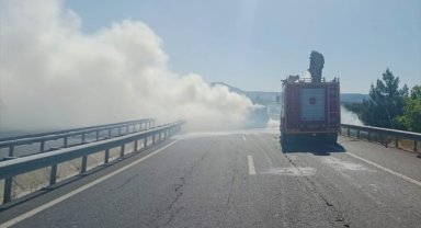 Uşak'ta kaza yapan minibüs yandı
