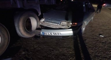 Uşak'ta otomobilin park halindeki kamyona çarpması sonucu 3 kişi yaralandı