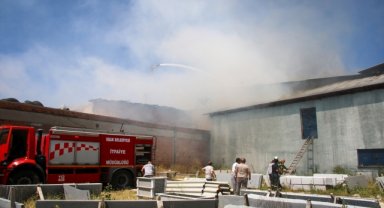 Uşak'ta tekstil fabrikasında çıkan yangın söndürüldü