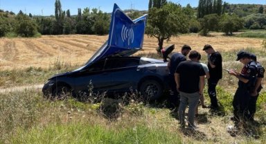 Uşak'ta uyarı tabelasına çarpan otomobildeki 4 kişi yaralandı