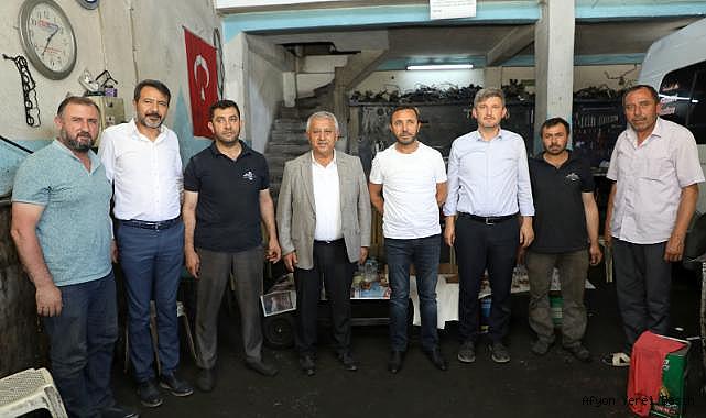 ZEYBEK BAŞKAN SAHADA, ESNAFININ YANINDA