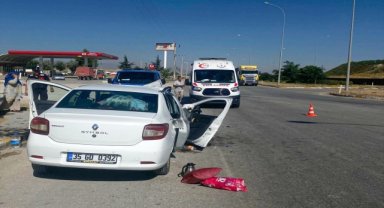 Afyonkarahisar'da beton direğe çarpan otomobildeki 1 kişi öldü, 2 kişi yaralandı